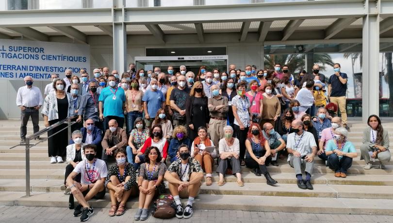 Foto de grupo de los investigadores asistentes a la celebración del aniversario, que se ha realizado presencial y virtualmente / ICM-CSIC. Foto de grupo de los investigadores asistentes a la celebración del aniversario, que se ha realizado presencial y virtualmente / ICM-CSIC.