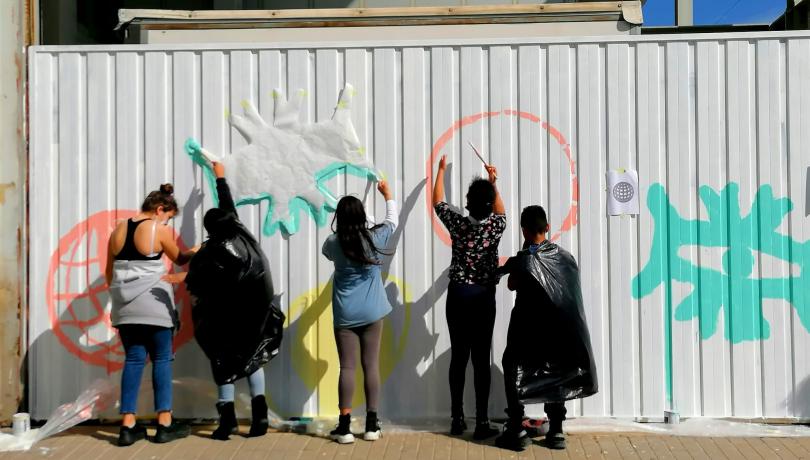 Unos sesenta alumnos de primaria de las escuelas Mediterrània y Alexandre Galí del barrio de la Barceloneta han puesto hoy el tono de color en los murales / ICM-CSIC. Unos sesenta alumnos de primaria de las escuelas Mediterrània y Alexandre Galí del barrio de la Barceloneta han puesto hoy el tono de color en los murales / ICM-CSIC.