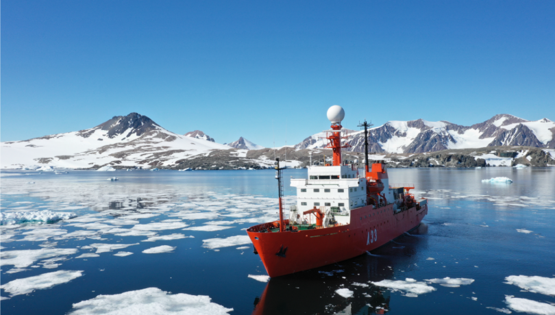 The Hespérides sailing in Antarctic waters / ICM-CSIC. The Hespérides sailing in Antarctic waters / ICM-CSIC.