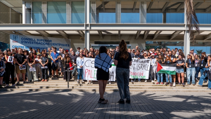 ICM staff gather every Tuesday at the centre’s entrance to express their solidarity with Palestine / ICM-CSIC.