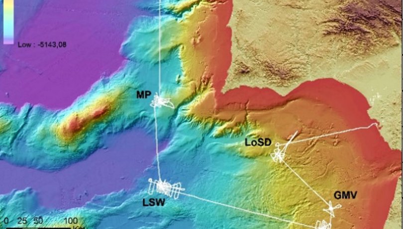 Mapa y navegación durante la campaña Leg 1 de INSIGTH. Han cartografiado con gran detalle cinco estructuras tectónicas y sedimentarias: la falla del Marques de Pombal (MP), la zona profunda de la Lineación Sur (LSW); la zona somera de Lineación Sur (LSE), que es la estructura tectónica más larga de la zona con más de 300 km de longitud; el diapiro salino llamado Lolita (LoSD), y el volcán de lodo Ginsburg (GMV) en el margen de Marruecos.