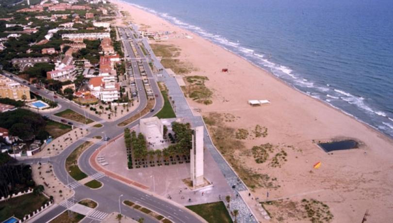 Zona de la playa de Castelldefels donde se hará la campaña con la torre de la Plaza de las Palmeras, en la que están instaladas las cámaras de vídeo
