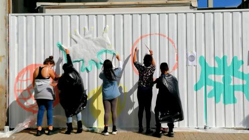 Unos sesenta alumnos de primaria de las escuelas Mediterrània y Alexandre Galí del barrio de la Barceloneta han puesto hoy el tono de color en los murales / ICM-CSIC.