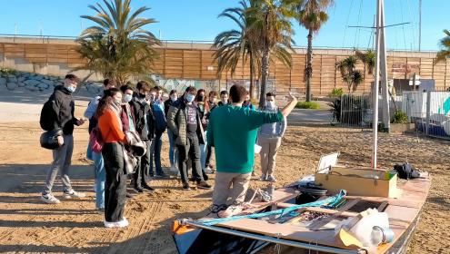 Embarcaciones de recreo como este patín de vela llevarán instalados aparatos para medir variables oceanográficas / ICM-CSIC.