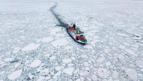 El rompehielos de investigación alemán Polarstern en el océano Ártico el 28 de septiembre de 2019. Créditos: Alfred-Wegener-Institut / Stefan Hendricks.
