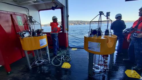 Estaciones fijas de la UPC preparadas para ser colocadas en el fondo marino.