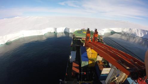 El barco oceanográfico Akademik Tryoshnikov en aguas antárticas durante la Expedición de Circunnavegación Antártica / Rafel Simó.