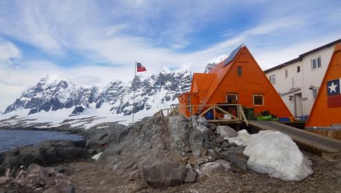 En la imagen se observa la base chilena antártica de investigación Yelcho, con las montañas de la Península Antártica en el fondo / ICM-CSIC.