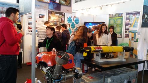 Mª Isabel Lloret en el estand del CSIC del Saló d'Ensenyament 2015