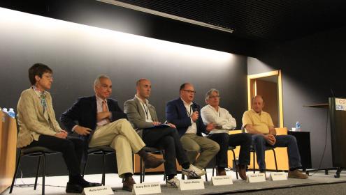 Marta Estrada, Josep Enric Llebot, Tomàs Molina, Francesc Peters, Mauricio Pulido y Mikel Zabala durante la mesa redonda