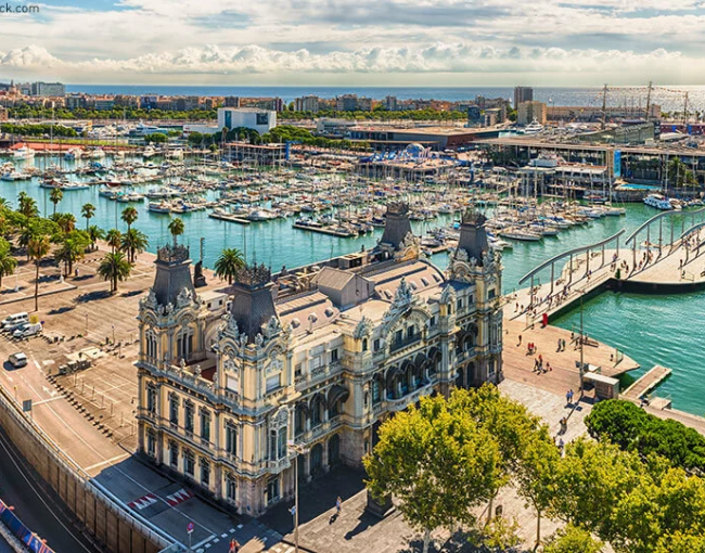 Barcelona és una ciutat costanera que aposta per l'economia blava i l’entén com un motor de competitivitat / ©Marco Rubino (Shutterstock.com)