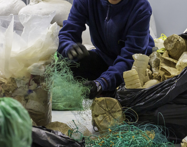 La investigació es recolza en campanyes de pesca passiva en les demarcacions nord-atlàntica i llevantí-balear per retirar i caracteritzar residus plàstics / Charo Pascual (AIMPLAS).