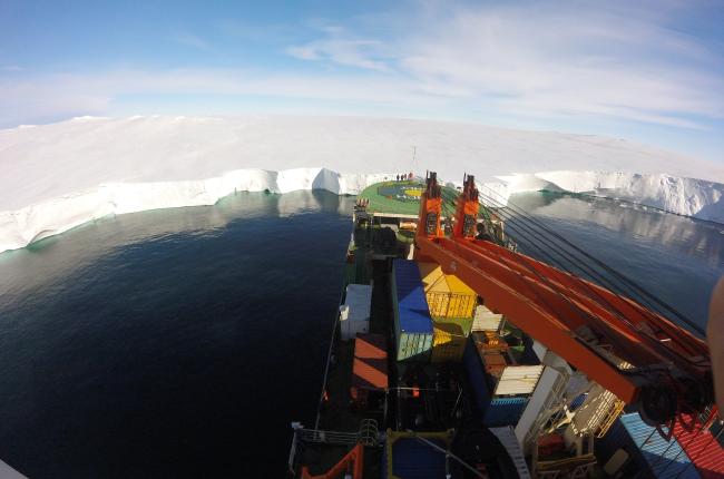 El vaixell oceanogràfic Akademik Tryoshnikov en aigües antàrtiques durant l’Expedició de Circumnavegació Antàrtica / Rafel Simó.