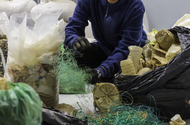 La investigació es recolza en campanyes de pesca passiva en les demarcacions nord-atlàntica i llevantí-balear per retirar i caracteritzar residus plàstics / Charo Pascual (AIMPLAS).